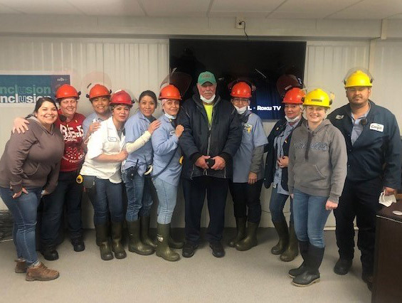 Rosa Baeza with team at Schuyler Protein plant 3 X 2 Rosa Baeza和Schuyler蛋白3x2的团队