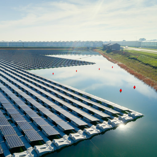 Insulating floating solar panels 绝缘浮动太阳能电池板